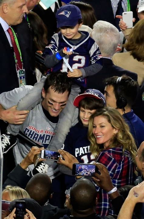 Tom brady takes the time to catch up with drew brees and his family after they faced off in the nfc divisional. Tom Brady - Weight, Height and Age