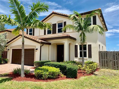 Repasa perfiles de fotógrafos para lograr las mejores fotos de arquitectura, interior o producto. Casa en venta en 12957 SW 284 ST, Homestead, FL 33033