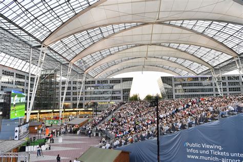Das stadion enthält 106 logen mit insgesamt 1374 sitzplätzen. Fußball-Fans im Landeanflug auf die Arena im München Airport Center | Touristiknews.de ...