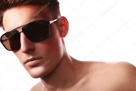 Retrato de um homem nu bonito com pele limpa cabelo preto e óculos castanhos Maquiador Moda e