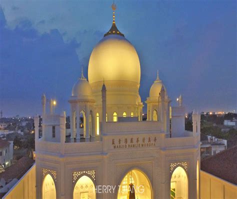 Luas bangunannya hanya mencapai 26% dari kawasan seluas 9.32 hektare, yang selebihnya adalah halaman dan pertamanan. Masjid Ramlie musofa keindahan masjid modern ala taj mahal ...