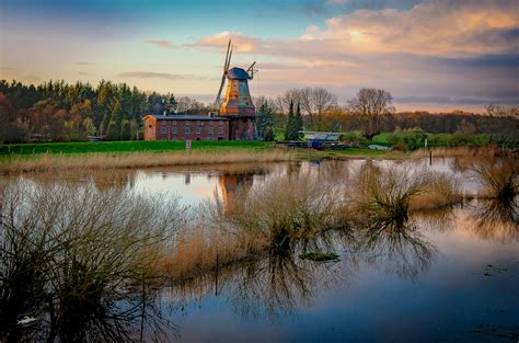 Braune brühe schwappt über die ufer, straßen stehen unter. Hochwasser Foto & Bild | world, natur, landschaft Bilder ...