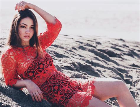 American actress, madelyn cline is getting lot of attention from her role of sarah cameron in netflix's new released outer banks. Madelyn Cline picture