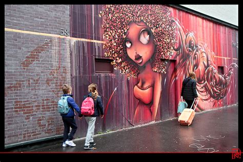 Tendre Duo Devant Le Street Art De Vinie And Reaone Rue Des Flickr