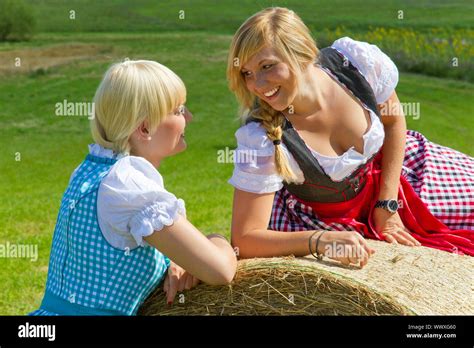 due donne tedesche in costume immagini e fotografie stock ad alta risoluzione alamy