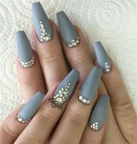 La pedicura se puede llevar a cabo en casa con algo de práctica. Uñas de acrílico gris mate, con pedrería | Uñas largas ...