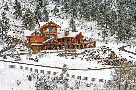 A Majestic Log Home Built With Big Logs