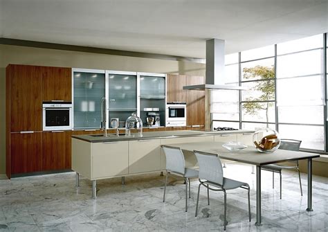 Un color vibrante como el amarillo, hace una cocina muy alegre y combinado con blanco es perfecto para darle iluminación a la habitación y destacar el color. Isla de cocina Finca Nova Color lacada en blanco y nogal