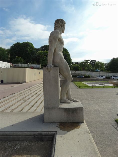 L'Homme statue inside Jardins du Trocadero - Page 752