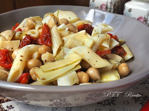 I pomodori secchi sott'olio sono una delle ricette più classiche della tradizione italiana: Pasta fredda con pomodori secchi, funghi champignon e ...