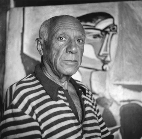 Pablo picasso showing his hands. La ruta Picasso, 5 ciudades que inspiraron al pintor