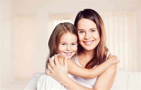 Feliz Madre E Hija Abrazándose Foto Premium