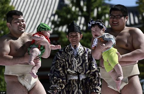 Japanese Sumo Wrestlers Make Babies CRY During Ancient Festival Daily Mail Online