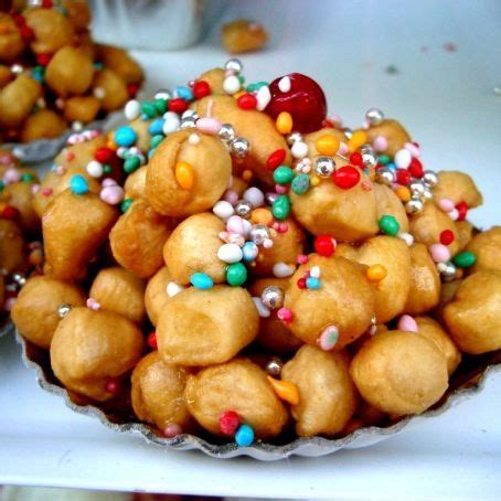 A favorite holiday treat, authentic struffoli recipe calls for frying dough balls, drizzling them with honey, and topping them with colorful sprinkles. Struffoli napoletani dolci fritti - (4/5) | Rezept