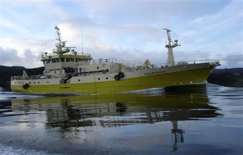 Han ligg ut mot havet og nordsjøen og femner om på lag 900 øyar og holmar. Samfunnsøkonomisk analyse av ny fiskerihavn i Bømlo kommune