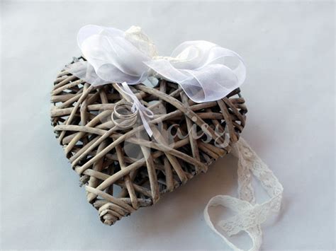 Noi ne abbiamo individuati 50, sfogliate la gallery e ricercate la migliore ispirazione per il vostro matrimonio originale e creativo! Daisy Handmade: Cuscino portafedi: cuore di legno intrecciato
