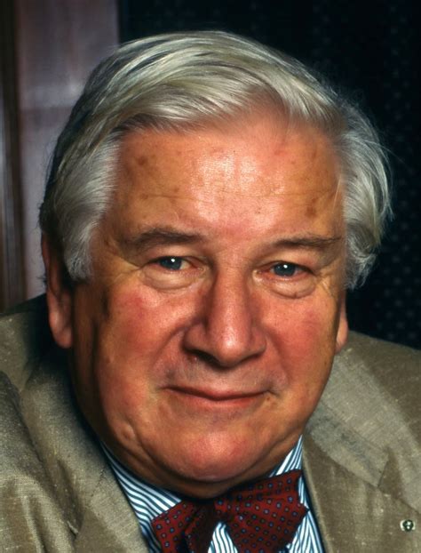 He wrote and directed many acclaimed stage plays and led numerous international. Morte na História: MORTE DE PETER USTINOV