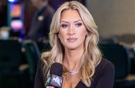 look sideline reporter s halloween costume goes viral the spun
