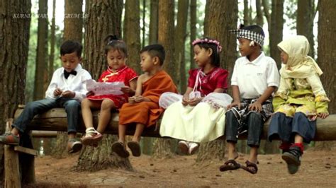 Semua anggota keluarga menjaga kerukunan di rumah. Kerukunan Beragama dalam Sila "Ketuhanan yang Maha Esa ...