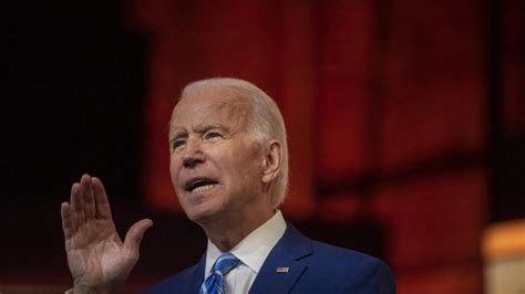 Joe biden, will become the 46th president of the united states after beating donald trump. Joe Biden se tord la cheville en jouant avec son chien