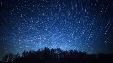How to Photograph the Starry Night Sky | Shutterstock