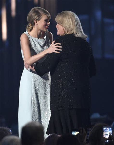 Taylor Swift S Mom Hands Her Latest Award