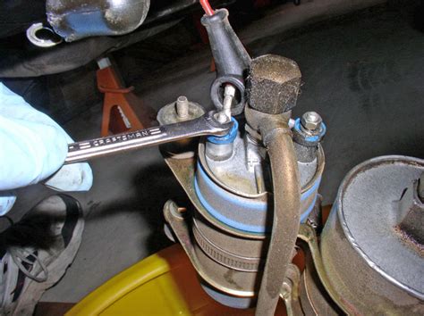 Housing will easily pull apart from 2 plastic. Porsche 928 How to Remove Fuel Tank - Rennlist