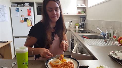 Sexy Girl Kiwi Meals With Bacon Eggs And Baked Beans English Breakfast In New Zealand Youtube