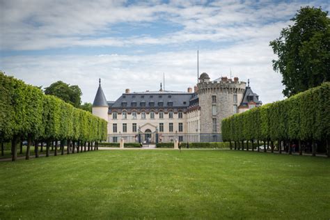 Un homme a mortellement blessé à coups de couteau une fonctionnaire de police au commissariat de rambouillet (yvelines), avant d'être interpellé et blessé par balles par d'autres agents, selon les informations de l'afp qui cite le procureur de versailles et de source policière. Château de Rambouillet : ma visite - Arnaud Deschamps ...