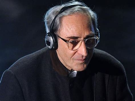 Battiato, la malattia svelata dall'amico cantautore. Battiato parla della malattia: «Suono il pianoforte e ...