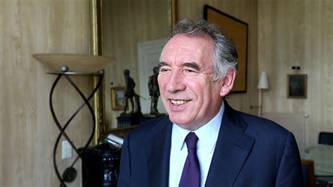 Le maire de pau et président de l'agglomération, françois bayrou, a donné hier une conférence de presse pour apporter davantage de détails quant à l'investissement à l'elan béarnais de counterpoint sports group avec rick pitino, stu jackson et jamal masburn. Comment François Bayrou, maire de Pau, prépare le ...