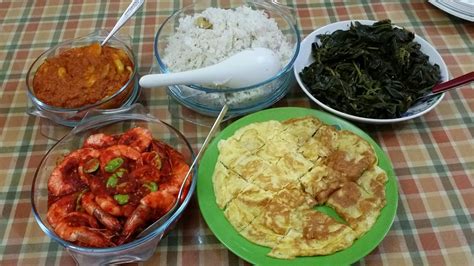 Antaranya ianya ayam goreng, kari ayam ala nyonya, sambal udang petai dan rendang ayam. ZULFAZA LOVES COOKING: Our breakfast today.....nasi lemak ...