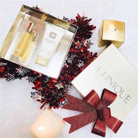 Gift box that opens up. Image with box open | Box opening, Gifts, Wrapped gift