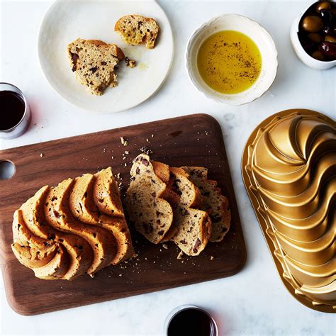 This pan is ideal for frying, browning, and sautéing. Nordic Ware - Heritage Loaf Pan