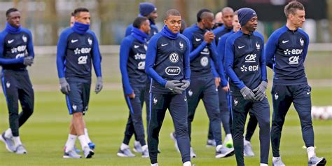 Jun 21, 2021 · les bleus en 8èmes de finale. Foot - Bleus - Kylian Mbappé découvre l'équipe de France ...