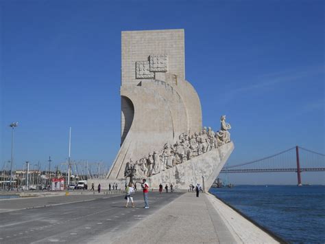 Era dos descobrimentos (ou das grandes navegações) é a designação dada ao período da história que decorreu entre o século xv e o início do século xvii, durante o qual, inicialmente, portugueses, depois espanhóis e, posteriormente, alguns países europeus exploraram intensivamente o globo terrestre em busca de novas rotas de comércio. Padrão dos Descobrimentos | izi.TRAVEL