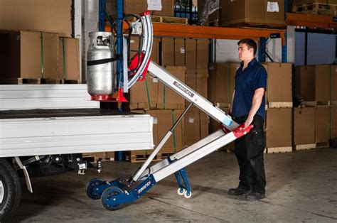 Hand Powered Forklift Lets You Easily Lift Over 300 Lbs Of Weight