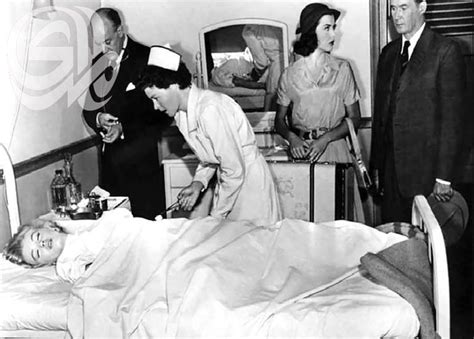 في 5 آب/ أغسطس عام 1962 توفيت مارلين مونرو في منزلها الواقع في لوس أنجلوس، وقد وُجدت علبة الدواء المساعد على النوم بجوار سريرها، وبقي الجدل لعدّة سنوات. الكشف عن حقائق صادمة حول وفاة مارلين مونرو