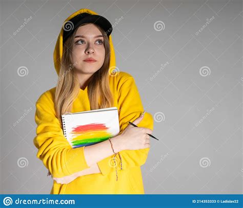 mujer lgbt con un bloc de notas en el que un arco iris imagen de archivo imagen de odio
