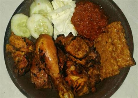 Grilling up some yummilicious ayam bakar for lunch with my son. Resep Ayam bakar sambal penyet Lamongan 🍗 oleh Yeni Dwi ...