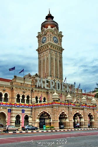 Bangunan bersejarah di malaysia yang sangat menakjubkan ini berdiri megah di depan dataran merdeka. Bangunan Bersejarah di Malaysia: Catatan Sejarah Terukir