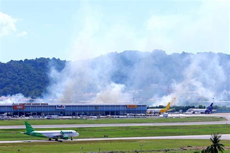 Perencanaan dan perancangan untuk bandar udara, dengan fisabilillah, tanjung pinang 13. Asap tebal belakang lapangan terbang Antarabangsa Pulau ...