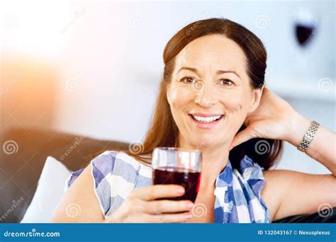 Frau Mit Ein Glas Wein Zuhause Halten Stockbild Bild Von Getränk Freundlich 132043167