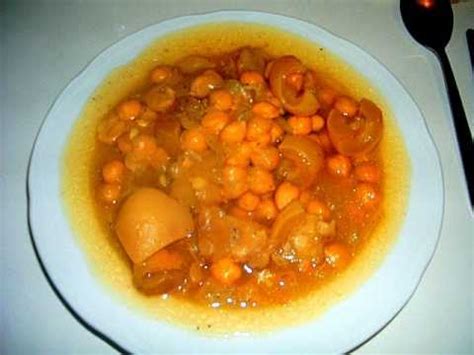 Debo admitir que siempre que cocino garbanzos me acuerdo de esos días en los que me moría de hambre y no me quejaba porque de comer tocaba cocido. Garbanzos con patas de ternera- Receta de Cocina ...