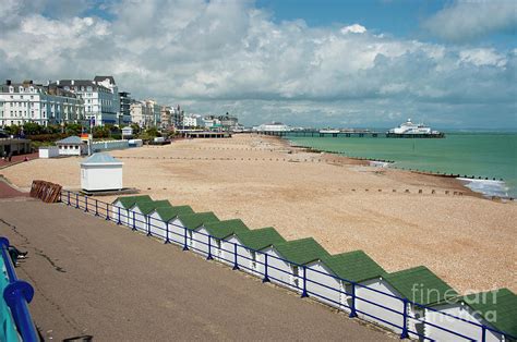 Eastbourne på engelska sydkusten i east sussex (sv) истбурн (ru); Eastbourne Beach Sussex Uk Photograph by Donald Davis