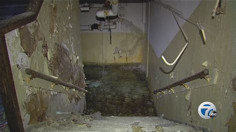 Water Pours Into Vacant Detroit School Youtube