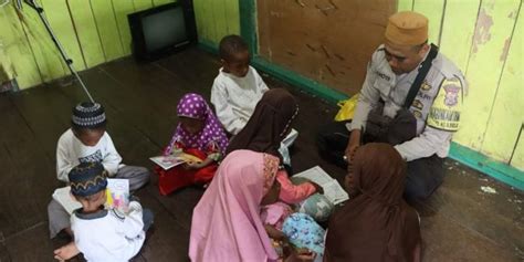Aipda Choiruddin Kumpulkan Anak Muslim Papua Putus Sekolah Hafalkan