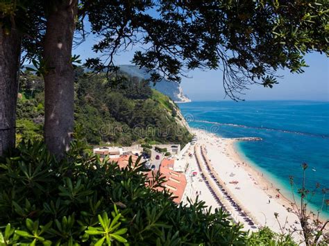 Ha ricoperto la carica di ministro del lavoro e delle politiche sociali. Den Underbara Stranden Av Numana, Montering Conero ...