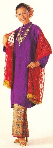 Baju tari tradisional remo/baju tari remong yang berasal dari surabayaan dan gaya sawunggaling. WANITA MELAYU: BAJU KURUNG RIAU PAHANG DAN KAIN KIPAS BELAKANG