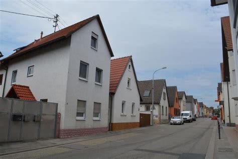 Ob in karlsruhe oder in einem der attraktiven nachbarorte wie eggenstein, leopoldshafen, weingarten und bruchsal im norden oder ettlingen, karlsbad und bad herrenalb im süden bzw. Haus kaufen - aktuelle Immobilienangebote in Karlsruhe und ...